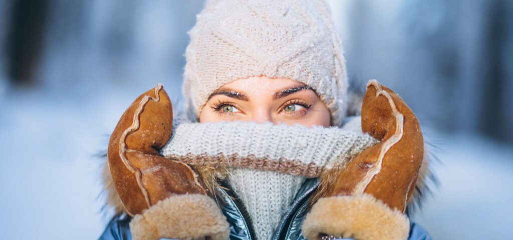 Pelle secca in inverno? Il freddo, il vento e gli sbalzi di temperatura possono rendere la tua pelle screpolata. Non lasciare che la pelle secca ti rovini l'inverno, scopri come mantenere la tua pelle idratata e sana.