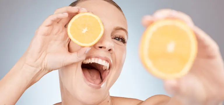 La Vitamina C per schiarire macchie scure della pelle